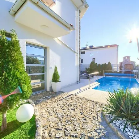 Miracle 2 Comfortable Villa *